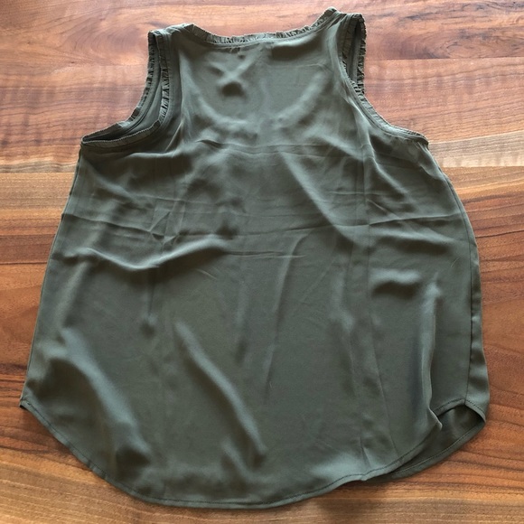 ★NWT★ Chic Ruffle Neck Tank Top!! Anne Taylor LOFT Army Green Sleeveless Blouse - Picture 7 of 11